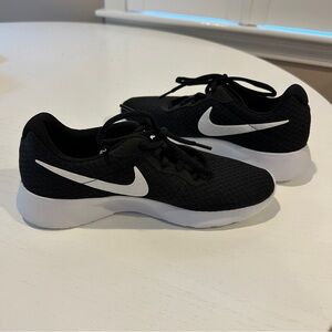 NWOT Black Womens Nike Sneakers (size 6.5)